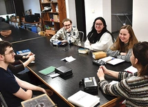 Jak na rekolekcje przystało, są tu modlitwa, spotkania w grupach (na zdjęciu), Namiot Spotkania i Msze św.