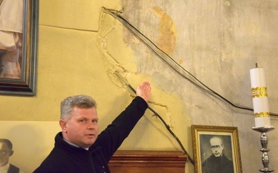 Ks. Kucharski prezentuje odkrytą warstwę polichromii z pierowtnego wystroju kościoła.