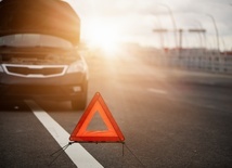 Incydent na autostradzie: kluczowe kroki po awarii samochodu