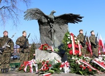Przy pomniku Żołnierzy Zrzeszenia Wolność i Niezawisłość "Żołnierze Wyklęci" delegacje złożą wiązanki.