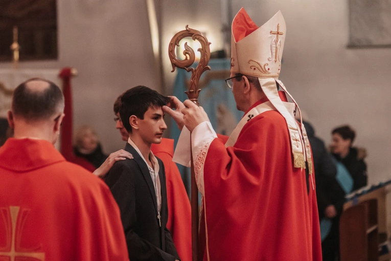 Bierzmowanie w parafii pw. Ducha Świętego i św. Katarzyny Aleksandryjskiej w Gdyni-Obłużu