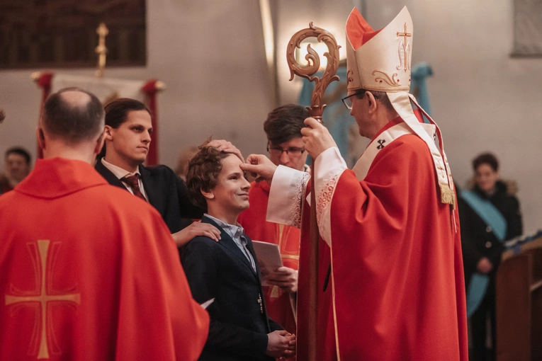 Bierzmowanie w parafii pw. Ducha Świętego i św. Katarzyny Aleksandryjskiej w Gdyni-Obłużu