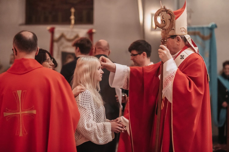 Bierzmowanie w parafii pw. Ducha Świętego i św. Katarzyny Aleksandryjskiej w Gdyni-Obłużu