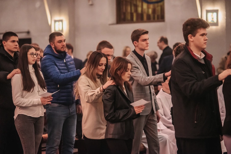 Bierzmowanie w parafii pw. Ducha Świętego i św. Katarzyny Aleksandryjskiej w Gdyni-Obłużu