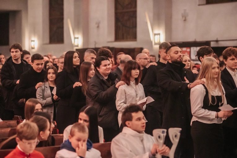 Bierzmowanie w parafii pw. Ducha Świętego i św. Katarzyny Aleksandryjskiej w Gdyni-Obłużu