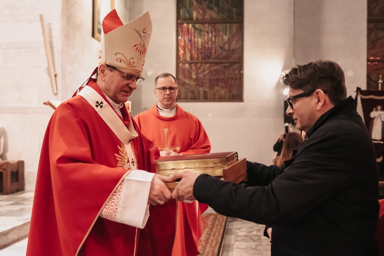 Bierzmowanie w parafii pw. Ducha Świętego i św. Katarzyny Aleksandryjskiej w Gdyni-Obłużu