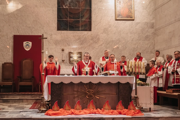Bierzmowanie w parafii pw. Ducha Świętego i św. Katarzyny Aleksandryjskiej w Gdyni-Obłużu