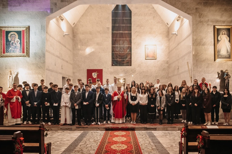 Bierzmowanie w parafii pw. Ducha Świętego i św. Katarzyny Aleksandryjskiej w Gdyni-Obłużu
