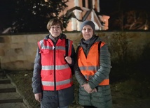 Pani Halina (z lewej) w ubiegłym roku szła z Jasienia do Szczepanowa.