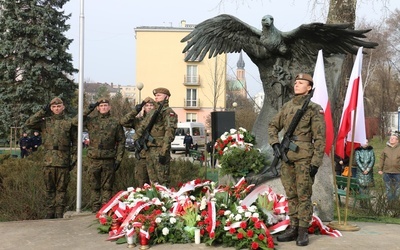 Przy pomniku Żołnierzy Zrzeszenia Wolność i Niezawisłość złożono kwiaty i zapalono znicze.