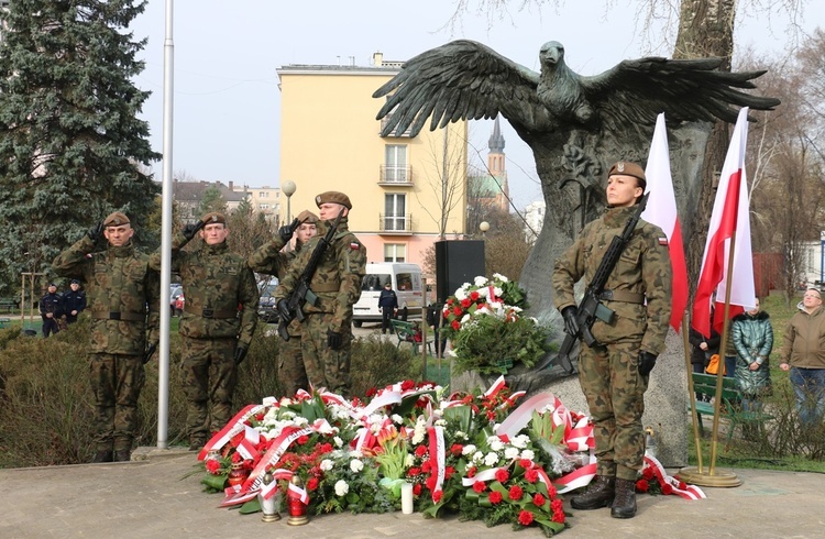 Przy pomniku Żołnierzy Zrzeszenia Wolność i Niezawisłość złożono kwiaty i zapalono znicze.