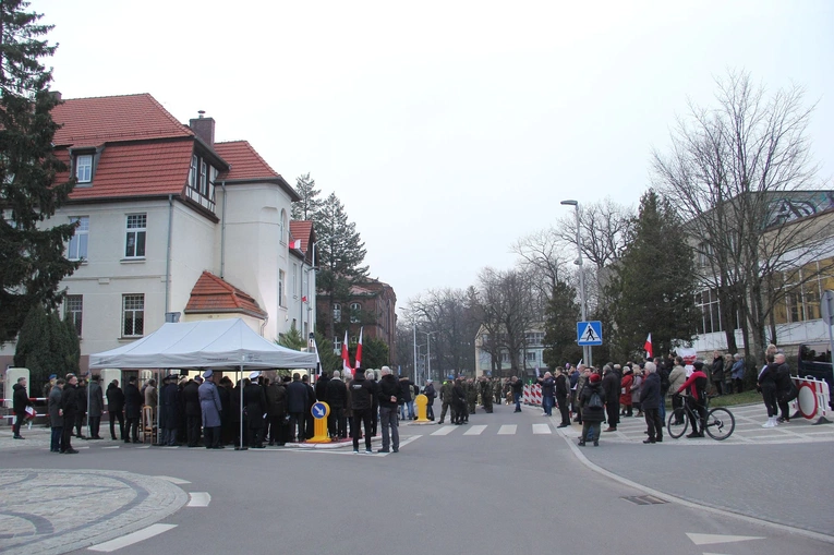 Odsłonięcie tablicy upamiętniającej ofiary reżimu