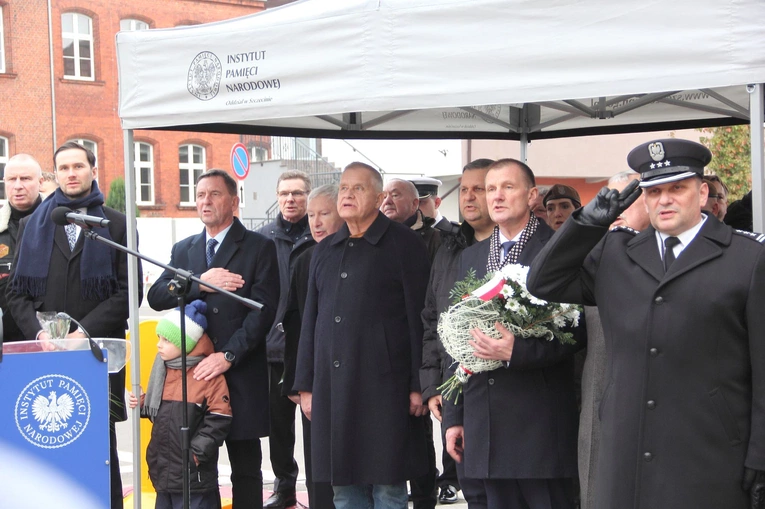Odsłonięcie tablicy upamiętniającej ofiary reżimu