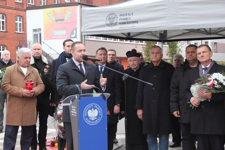 Odsłonięcie tablicy upamiętniającej ofiary reżimu