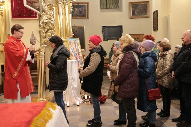 Na zakończenie liturgii wierni podchodzili do prezbiterium, aby uczcić relikwie męczenników.