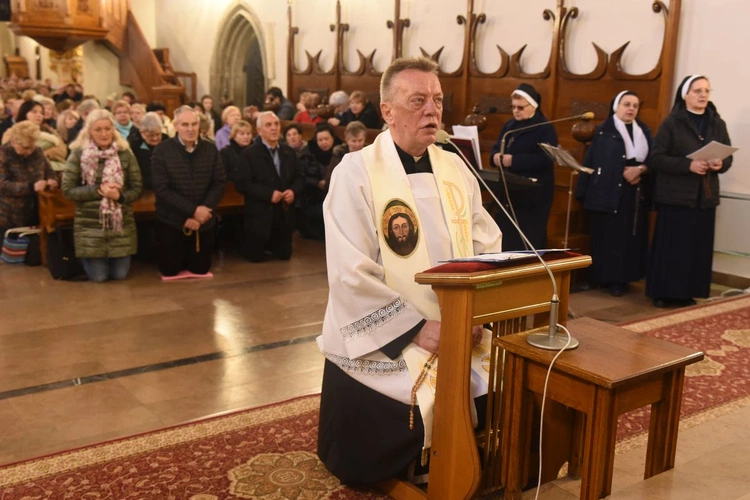 25 lat sądeckiej grupy św. o. Pio