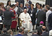 Papież Franciszek z grupą kobiet uczestniczących w rzymskim etapie synodu o synodalności. Jedna z nich – s. Nathalie Becquart jest podsekretarzem synodu.