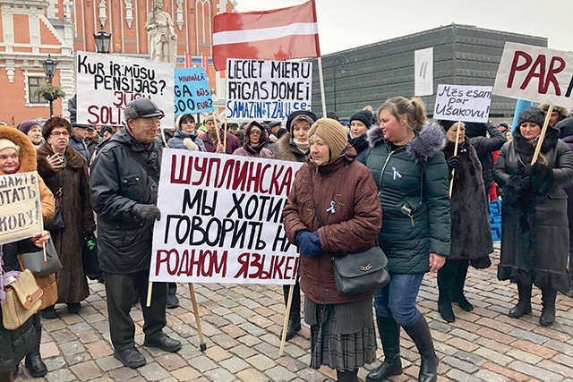 Na Łotwie wszystkie wybory przez wiele lat do 2022 r. wygrywała uważana za prorosyjską partia Zgoda. Na zdjęciu wiec poparcia dla jej lidera w 2019 roku.