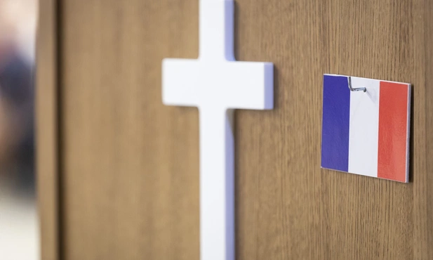 Francja: krytyczne reakcje po wpisaniu aborcji do konstytucji