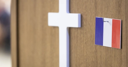 Francja: krytyczne reakcje po wpisaniu aborcji do konstytucji