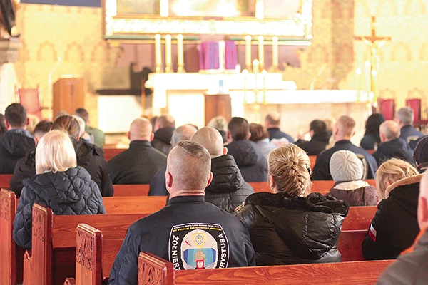 Żołnierze Chrystusa modlili się przy relikwiach Ciała Pańskiego. 