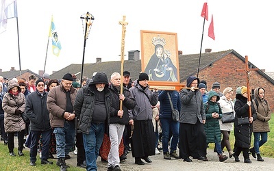 Modlitewna procesja przeszła obozowymi alejkami.