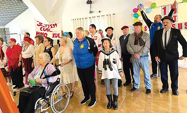 Uroczystość uświetnił kabaretowy występ podopiecznych placówki, który podsumowywał jej historię.