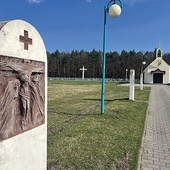 W Ławkach stacje drogi krzyżowej prowadzą do kaplicy, w której tympanonie wyobrażony jest Chrystus Zmartwychwstały.