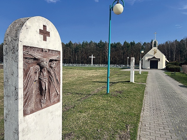 W Ławkach stacje drogi krzyżowej prowadzą do kaplicy, w której tympanonie wyobrażony jest Chrystus Zmartwychwstały.