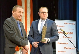 Statuetkę laureatowi (z lewej) wręczył Radosław Witkowski, prezydent Radomia.