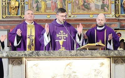 	Jubileuszowej Eucharystii przewodniczył obecny duszpasterz grupy, ks. Mateusz Kruszewski.