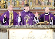	Jubileuszowej Eucharystii przewodniczył obecny duszpasterz grupy, ks. Mateusz Kruszewski.