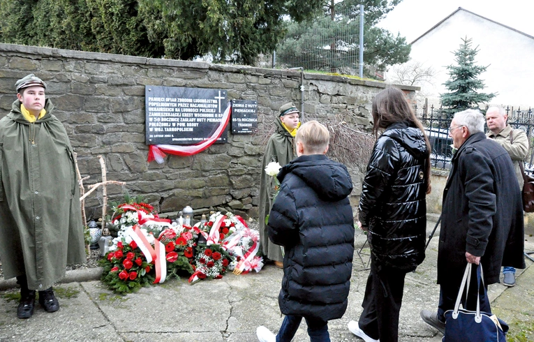 Tablica w Babicach przypomina o tragicznych wydarzeniach.