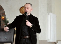 Dr Mariusz Pucia – klarnecista, etnomuzykolog, współautor projektów badawczych i popularyzatorskich, założyciel, dyrygent i instrumentalista. Absolwent PSM II st. w Opolu i Muzykologii na KUL, jest adiunktem na Uniwersytecie Opolskim, specjalizuje się w tematyce kultury muzycznej Śląska.