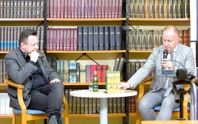 Autor (po lewej) w rozmowie z prof. Markiem Białokurem w opolskiej WBP.