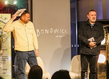 Autor (z prawej) z Bartoszem Suwińskim w opolskiej MBP.