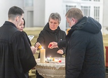 	W trakcie modlitwy zapalono świece w kolorach flag Polski i Ukrainy.