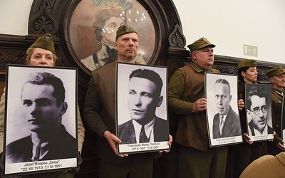 	Uroczystościom towarzyszyły zdjęcia zamęczonych  1 marca 1951 r. na Mokotowie.