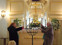 Na początku spotkania uczestniczki umieściły świece na symbolicznym świeczniku w kształcie  kuli ziemskiej.