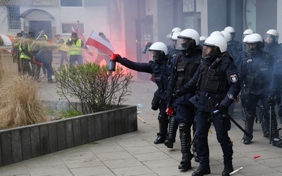 Protest rolników: Pod Sejmem doszło do starć między protestującymi a policją