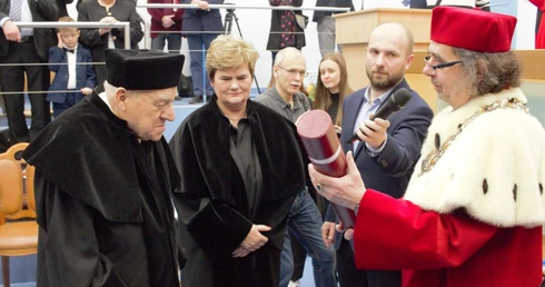 Niech Bóg błogosławi Uniwersytetowi Opolskiemu!