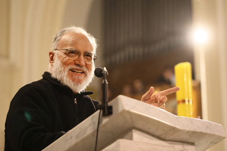 Kard. Cantalamessa: mass media nie tylko informują masy, ale też je formują