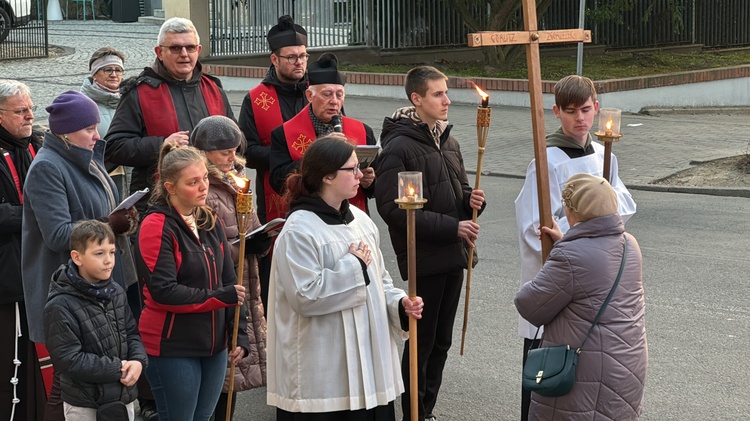 Zanieśli krzyż do Heiligen-Kreuz