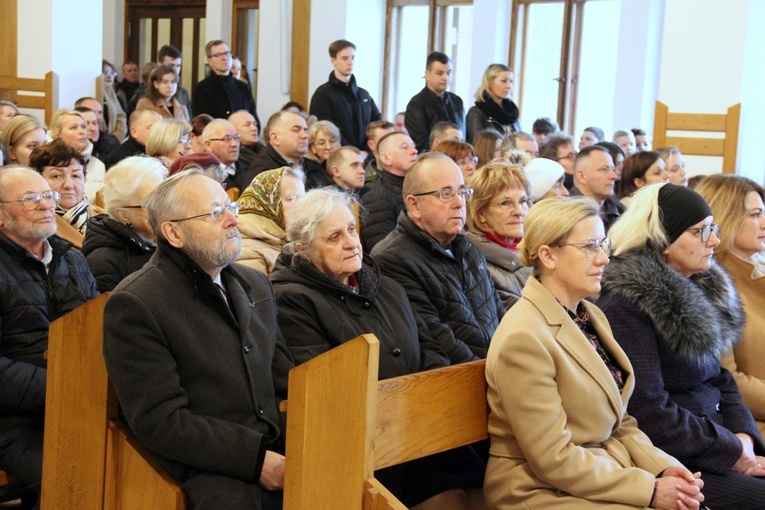 Kąclowa. 11 róż za dzieci i rocznica śmierci bp. Józefa Gucwy