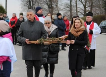 Poszli z krzyżem i za krzyżem