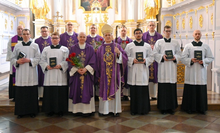 Posługa lektoratu to krok na drodze do kapłaństwa.