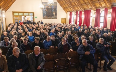 Ponad 1000 mężczyzn stale formowanych