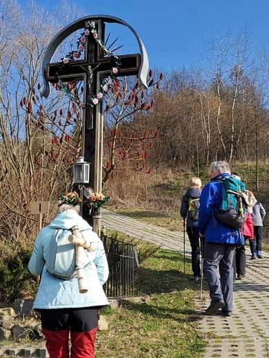 Muszyna. II Parafialna Droga Krzyżowa w terenie