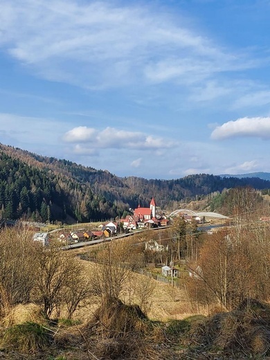 Muszyna. II Parafialna Droga Krzyżowa w terenie