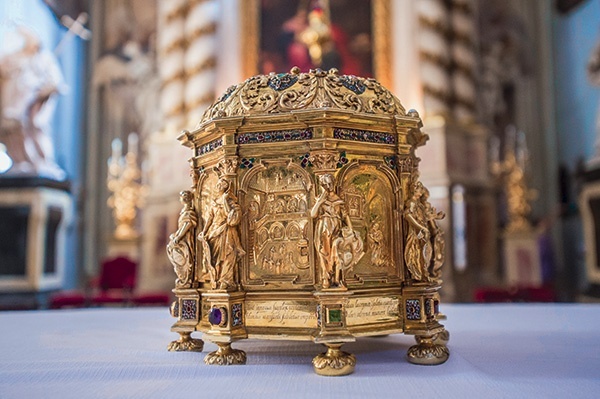 Relikwiarz z czaszką św. Jana Kantego jest przechowywany w krakowskim kościele św. Anny.